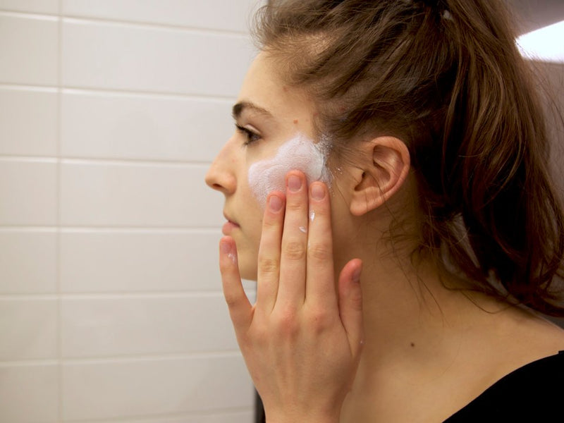 6 ingredients to look for and 5 to avoid when picking a moisturizer for acne-prone skin